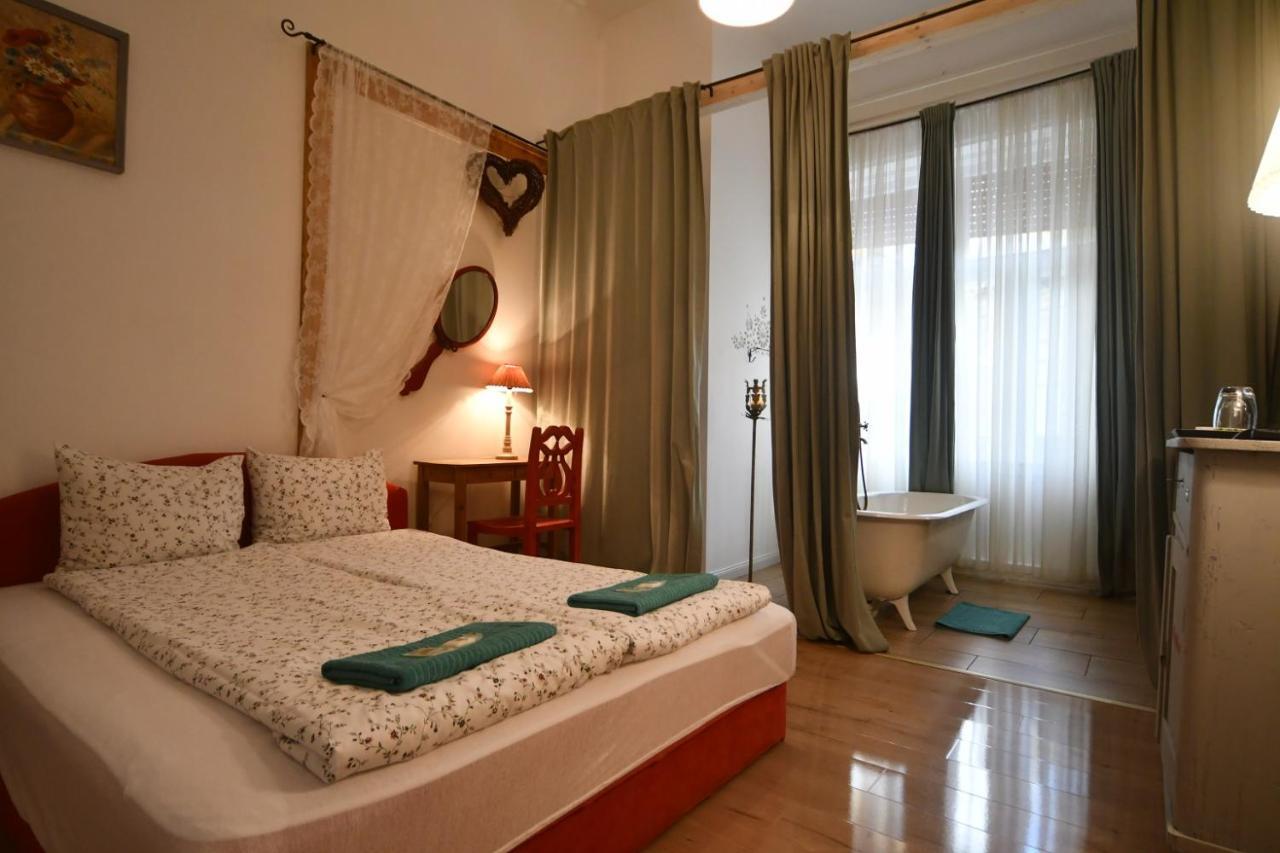 Tulipan Villa Panzio Ζολνοκ Εξωτερικό φωτογραφία